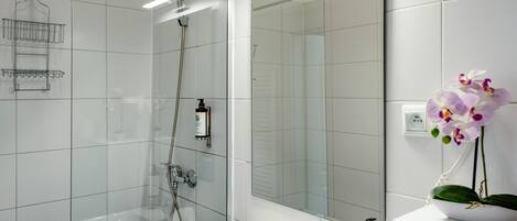Doppelzimmer | Badezimmer | Dusche, Haartrockner, Handtücher, Seife