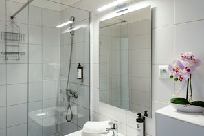 Double Room | Bathroom - BlueBell Hotel (Bratislava)