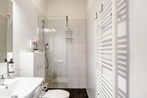 Deluxe Double Room | Bathroom | Shower, hair dryer, towels, soap
