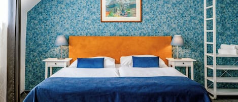 Triple Room | Desk, blackout drapes, free WiFi, bed sheets