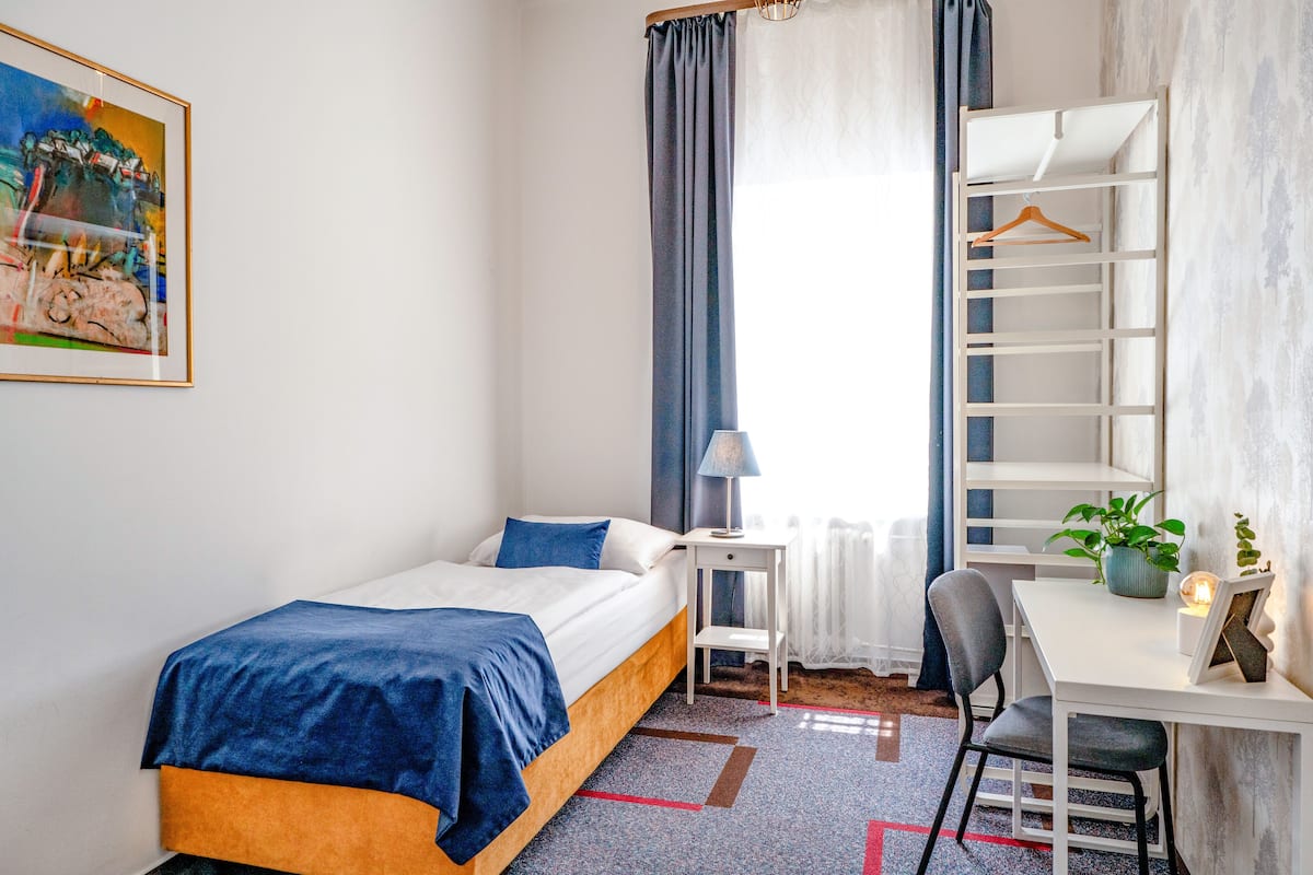 Habitación individual | Escritorio, cortinas blackout, wifi gratis y ropa de cama