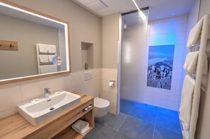 Een douche, gratis toiletartikelen, een haardroger, handdoeken