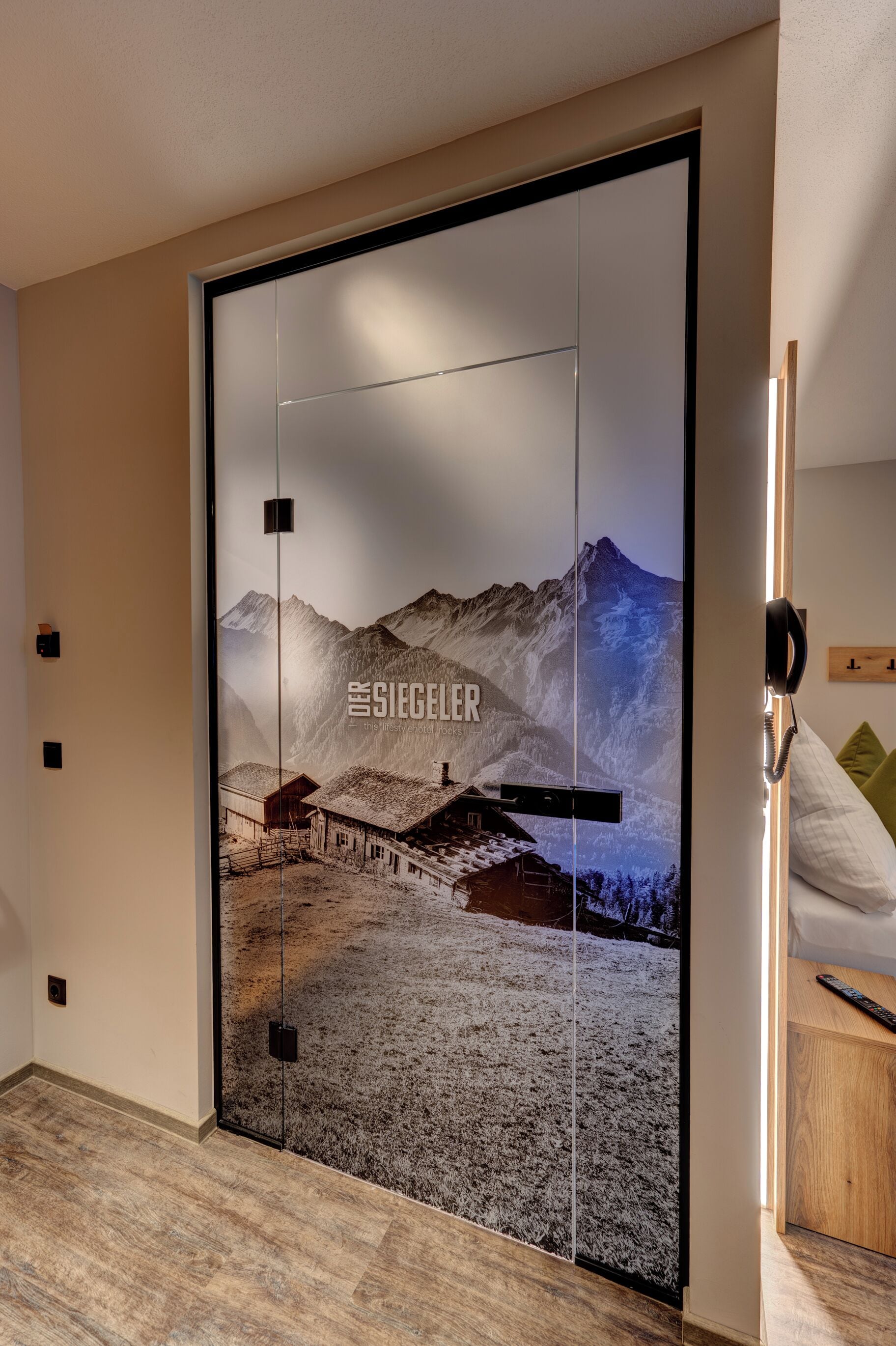 Desk, soundproofing, free WiFi, bed sheets