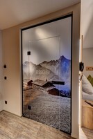 Escritorio, sistema de insonorización, wifi gratis y ropa de cama 