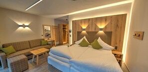 Desk, soundproofing, free WiFi, bed sheets - Der Siegeler - this lifestylehotel rocks (Mayrhofen)