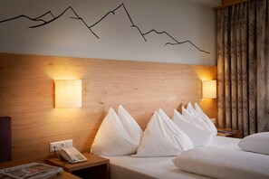 Zimmersafe, Schreibtisch, kostenlose Babybetten, kostenloses WLAN