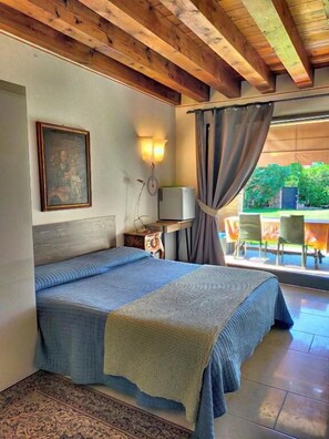 双人房, 独立浴室 | 高档床上用品、羽绒被、加厚床垫、办公桌