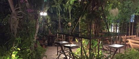 Breakfast, lunch, dinner served; local and international cuisine