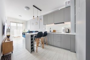 Fridge, stovetop, electric kettle, cookware/dishes/utensils - Apartamenty Sun & Snow Gardenia (Dziwnów)