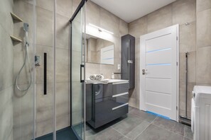 Appartement (31 - ul. Kaprala Koniecznego 7) | Badkamer | Een douche, handdoeken