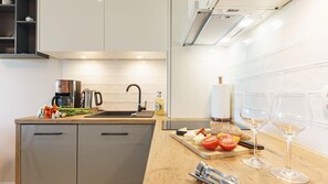 Apartamento (31 E Gold) | Cocina privada | Frigorífico, placa de cocina, hervidor eléctrico y utensilios de cocina