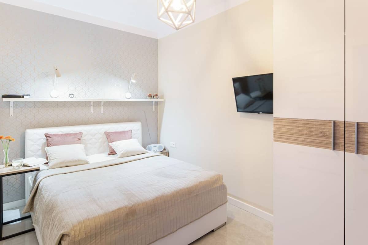 Appartement (31 E Gold) | Geluiddichte muren, een strijkplank/strijkijzer, individueel gedecoreerd