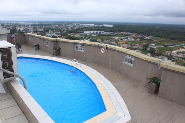 Una piscina al aire libre, tumbonas