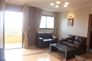 Apartment, 2 Bedrooms | Living room | 32-inch flat-screen TV with cable channels, TV - Résidence Le Carat Bonapriso (Douala)