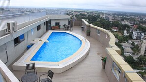 A rooftop swimming pool with a view of the city. - Résidence Le Carat Bonapriso (Douala)