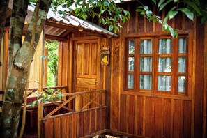 Bangalô Conquista | Laptop workspace, free WiFi