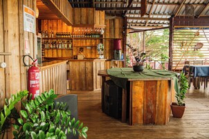 Bar junto a la piscina