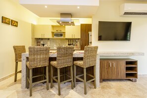 Appartement Deluxe, 1 très grand lit et 1 canapé-lit, balcon, côté jardin | Cuisine privée | Réfrigérateur grande capacité avec congélateur, four à micro-ondes