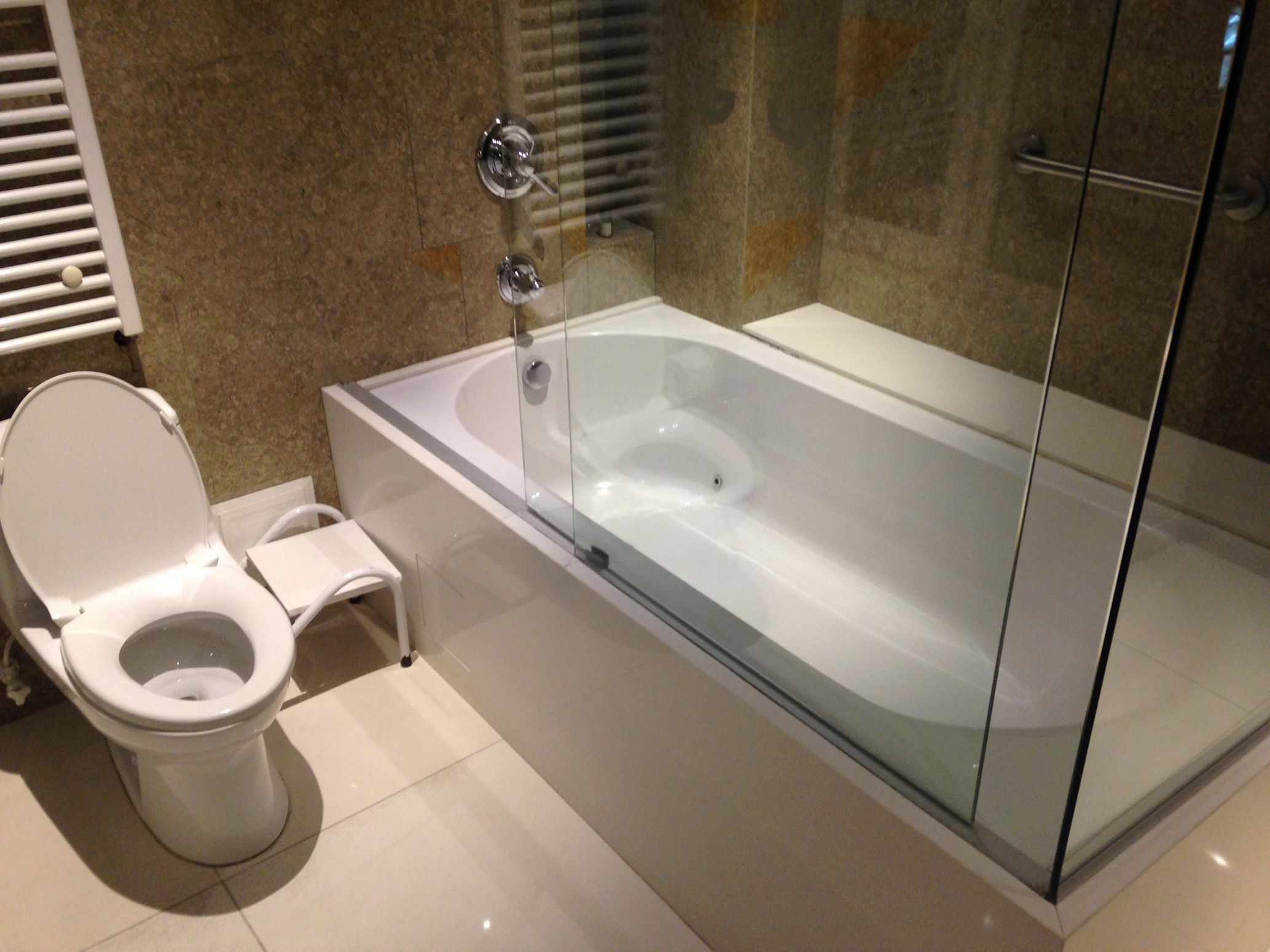 deep-soaking bathtub