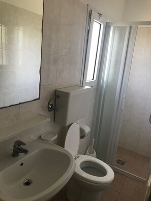 Douche, serviettes fournies