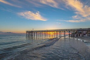 Beach nearby - Oceanside Beach Cottage - Steps to the sand (Redington Beach)