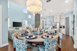 Dining - Oceanside Beach Cottage - Steps to the sand (Redington Beach)