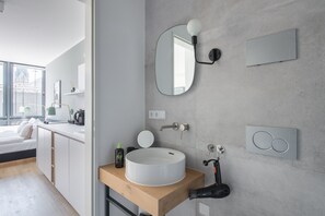 Suite (L with sofa bed) | Bathroom | Shower, hair dryer, towels, soap - Limehome Flensburg Holm (Flensburg)