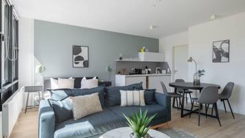 Suite (L with sofa bed) | Wohnbereich | Flachbildfernseher