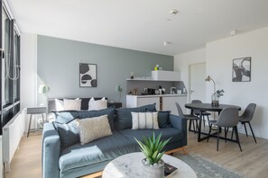Suite (L with sofa bed) | Living area
