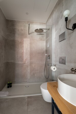Suite (S) | Bathroom | Shower, hair dryer, towels, soap