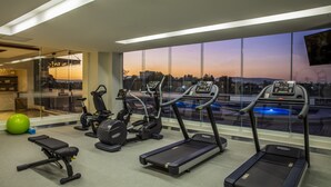 A gym with treadmills, a bench, and a green exercise ball. - Fiesta Inn Celaya Galerías (Celaya)
