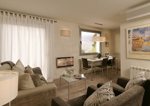 Apartemen, 2 kamar tidur (La Masella) | Ruang keluarga | Televisi layar datar 40-inci dengan saluran TV satelit dan TV