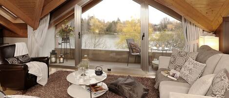 Loft, 3 habitaciones | Sala de estar | Televisión de pantalla plana de 40 pulgadas con canales por satélite