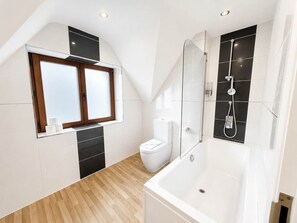 Bathtub, hair dryer, towels - 5b Ashbrook Mews Summ (Didcot)