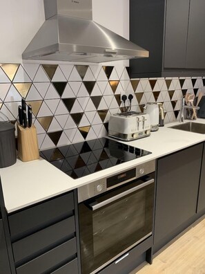 Geladeira, micro-ondas, fogão, cooktop