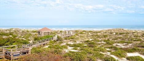 Perto da praia, espreguiçadeiras, toalhas de praia