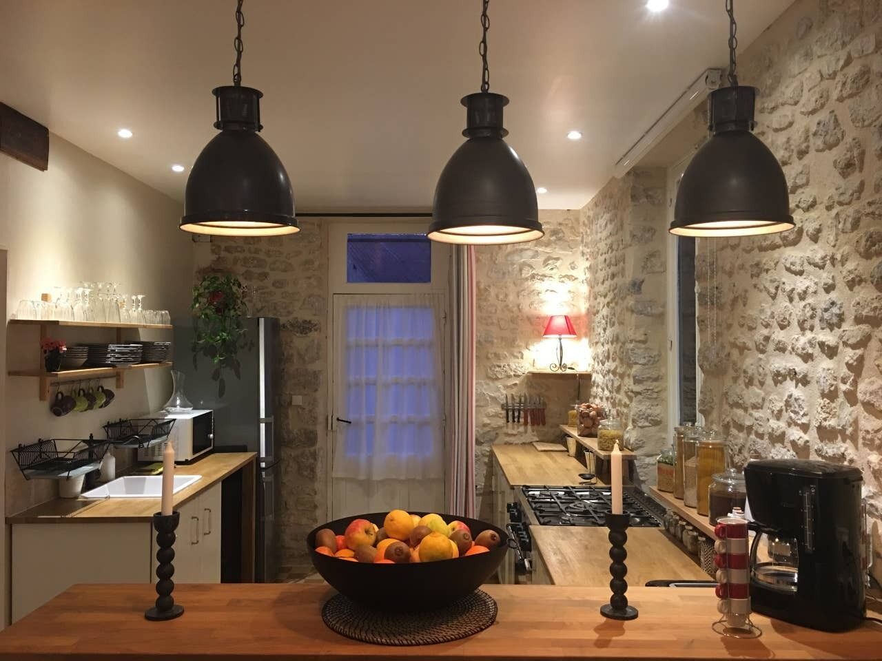 Jääkaappi, mikroaaltouuni, uuni, liesi