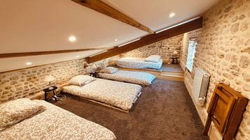 5 habitaciones, tabla de planchar con plancha, wifi y ropa de cama