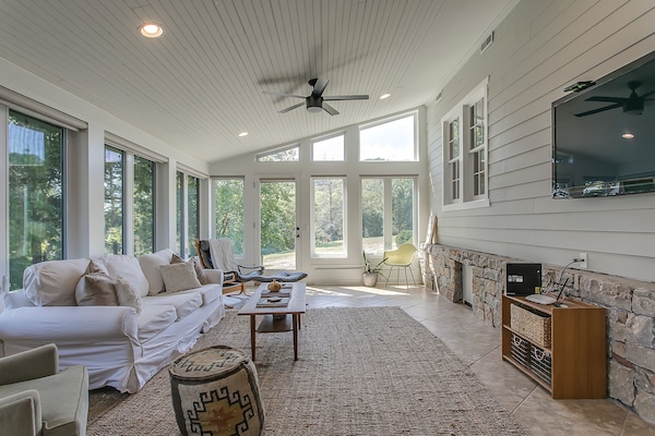 Een smart-tv en boeken