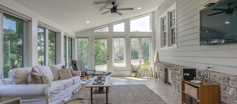 Wildflower Farm - Chic Countryside Leiper's Fork Retreat on 15 Acres with Pond