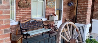 Cute and Cozy Clover House-Sleeps six comfortably!