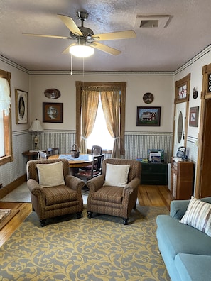 Smart TV, fireplace, DVD player - Cute and Cozy Clover House-Sleeps six comfortably! (Panguitch)