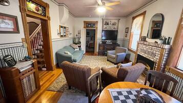 Smart TV, fireplace, DVD player