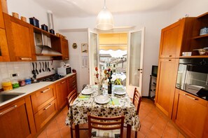 Fridge, microwave, oven, stovetop - Apartment in Lucca with 3 bedrooms sleeps 6 (Lucca)