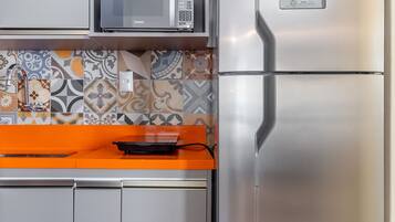 Geladeira, micro-ondas, cafeteira/chaleira, torradeira