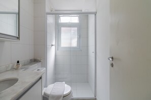 Shower, hair dryer - AV1209 - Studio 4p/ 1q (São Paulo)