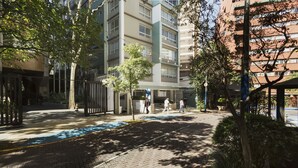 A paved walkway with a blue line, surrounded by trees and buildings. - AV1209 - Studio 4p/ 1q (São Paulo)