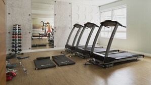A gym with treadmills, weightlifting equipment, and a mirror. - AV1209 - Studio 4p/ 1q (São Paulo)