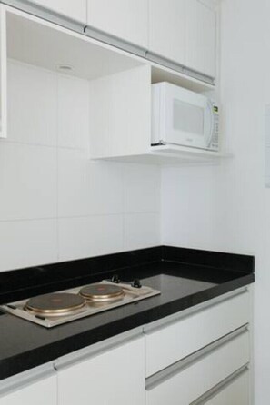 Geladeira, micro-ondas, cooktop, cafeteira/chaleira