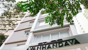 Un edificio a più piani con un'insegna che riporta la scritta "AVANHANDAVA".